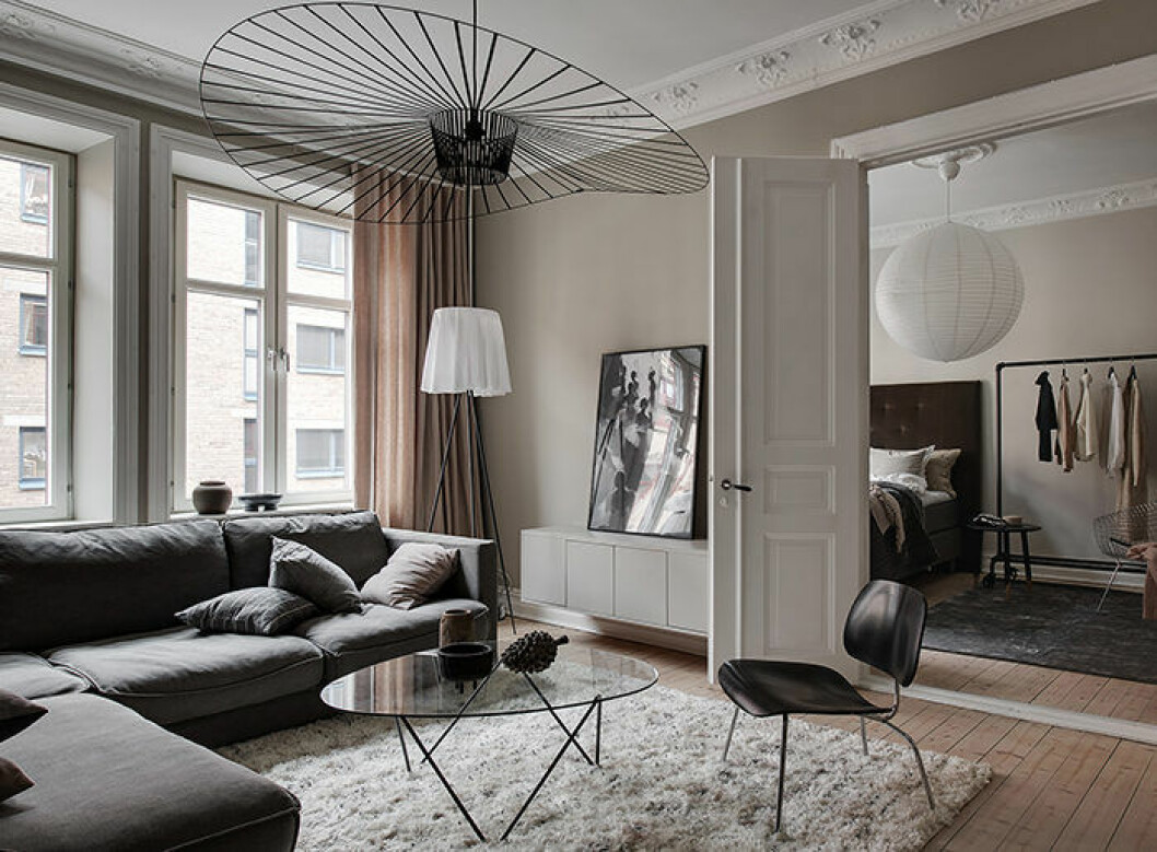 <em>Vertigo pendel</em> från Petite Future är en trendig favorit i många hem. | Foto: Fredrik J Karlsson Styling: Emma Fischer/Emma Hos för <a href="https://www.instagram.com/alvhem/" target="_blank" rel="noopener">Alvhem</a>/mäklare: Sofia Vansvik Skulpturala lampor är ett självklart inslag i många skandinaviska hem