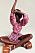 Modellen Shade har på sig en rosa klänning från Alida Bard och en skjorta från Our Legacy