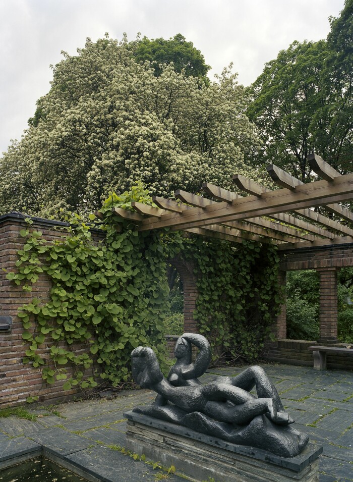 I Sundbyberg finns Marabouparken med fantastiska verk som denna av fransmannen Henri Laurens, Undinerna. Skulpturparker Sverige ELLE Decoration semester Marabouparken