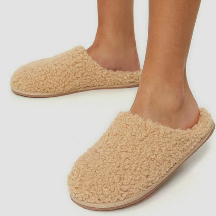 Slippers i teddymaterial från NLY Shoes