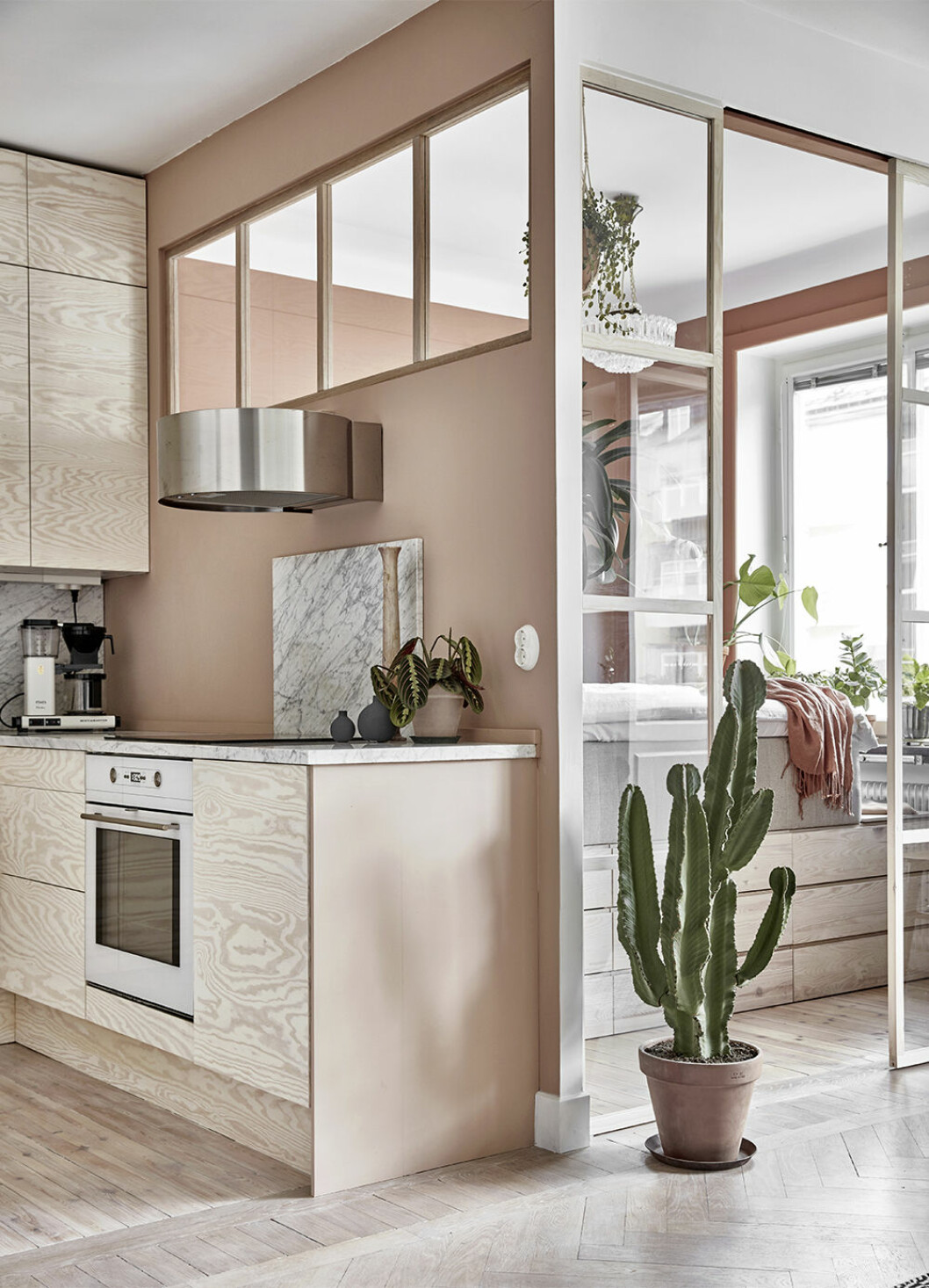 Foto: Jonas Gustavsson Styling: Charlotte Frey Svidén Syns i: <a href="https://www.elle.se/decoration/kreativt-och-personligt-pa-48-kvadratmeter/" rel="noopener">Kreativt och personligt på 48 kvadratmeter</a> Smart inredd tvåa