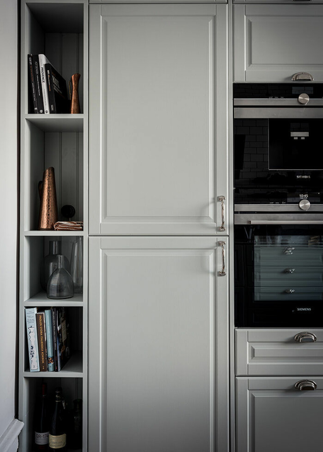 Foto: Alen Cordic Styling: Nouvel Interior för <a href="https://www.instagram.com/bjurfors_goteborg/?hl=sv" target="_blank" rel="noopener">Bjurfors</a>/mäklare: Ida Almgren Utnyttja alla vrår med platsbyggda hyllor