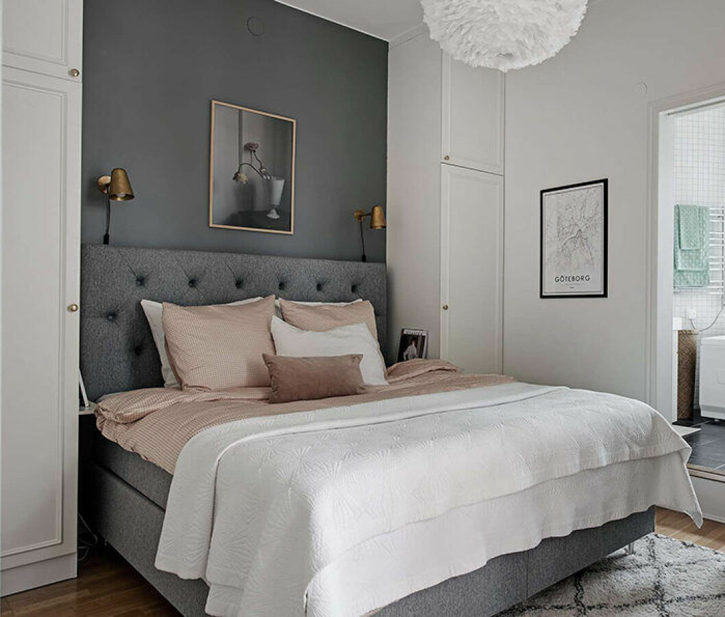 Foto: Fredrik J Karlsson Styling: Hannah Heyman för <a href="https://www.instagram.com/alvhem/?hl=sv" target="_blank" rel="noopener">Alvhem</a>/mäklare: Tony Henschel Platsbyggda skåp i sovrummet – smart och snygg förvaring