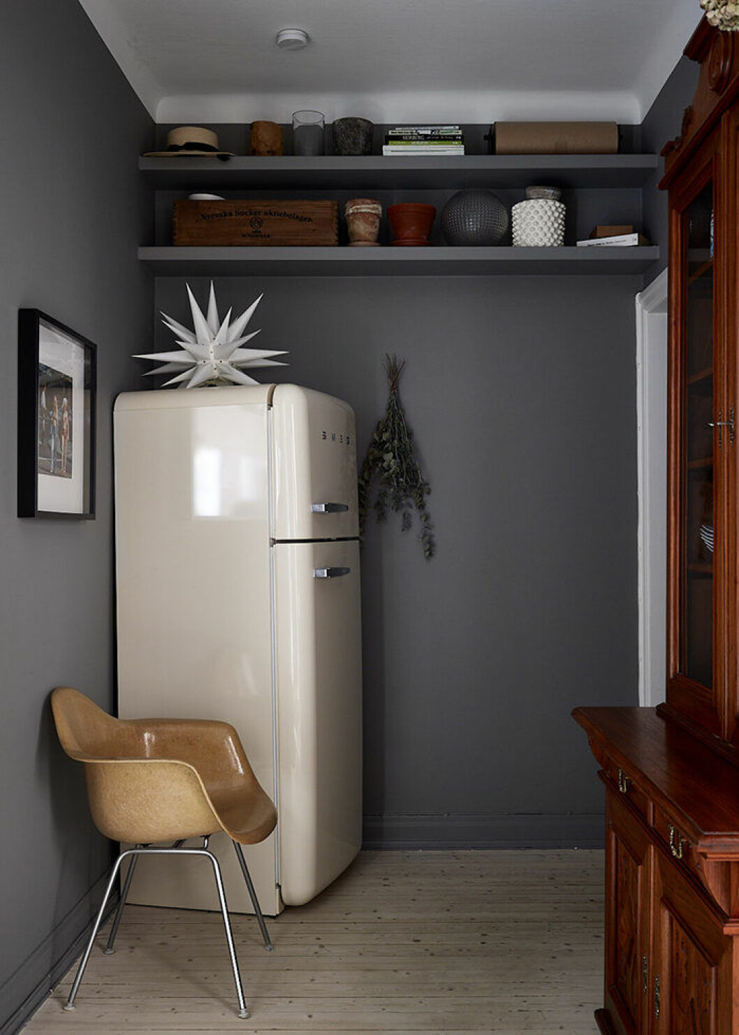Foto: Fredric Boukari Styling: Sand för <a href="https://www.instagram.com/historiskahem/?hl=sv" target="_blank" rel="noopener">Historiska hem</a>/mäklare: Mattias Lantto Platsbyggda och inmålade hyllor ovanför dörrkarmen