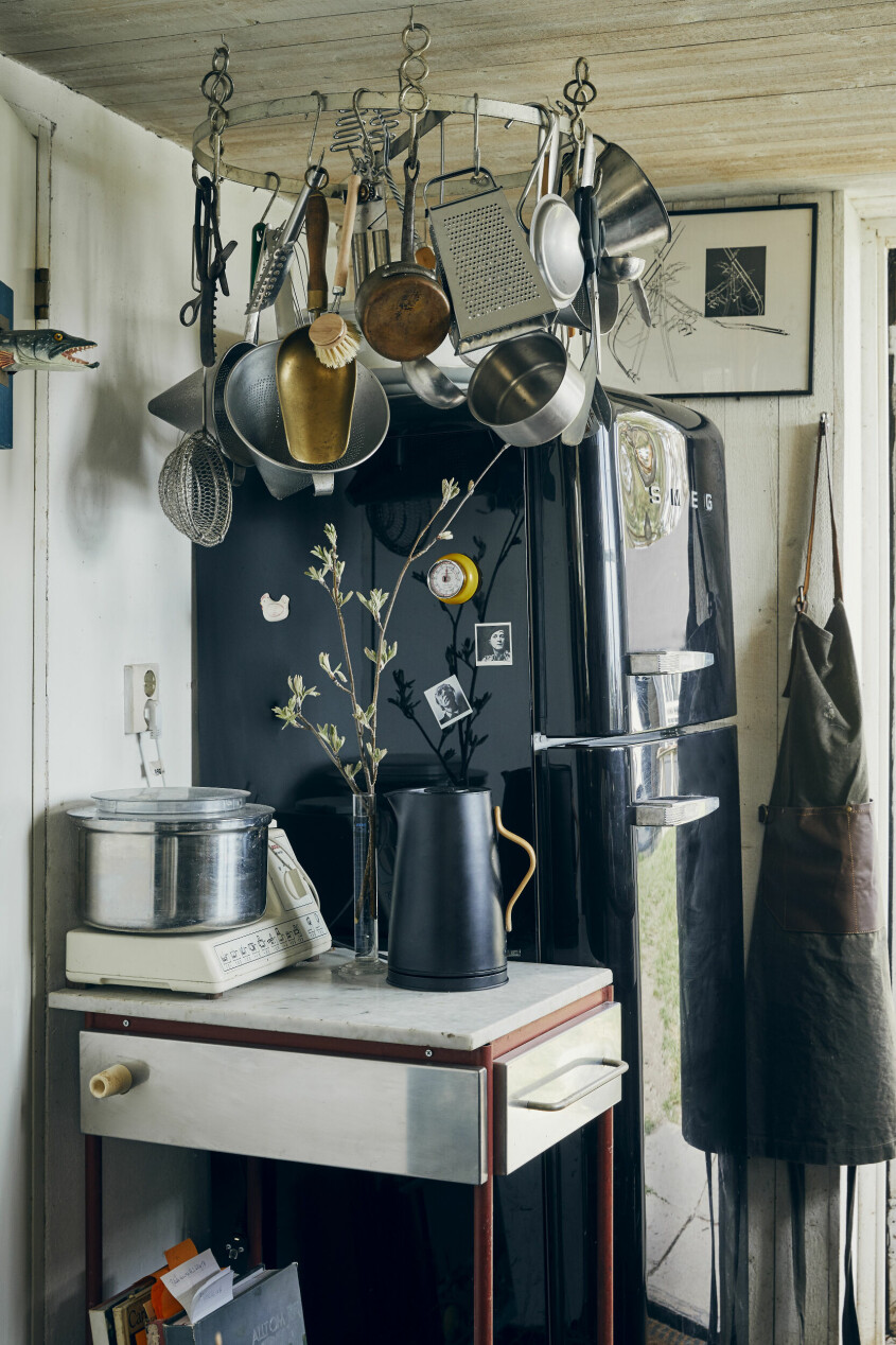 Kylskåp, Smeg. Vattenkokare, Stelton. Inspirationen bakom den kreativa upphängningen av husgeråd kommer från Hans resor i Frankrike. Smeg kylskåp