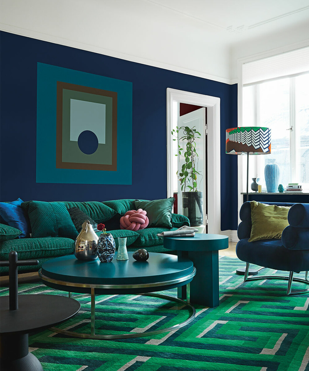 Vägg målad i kulören <em>Smoking</em> från Alcro. Foto: Jonas Ingerstedt Styling: Dennis Valencia för Alcro Smoking - en mörkblå färg från Alcro