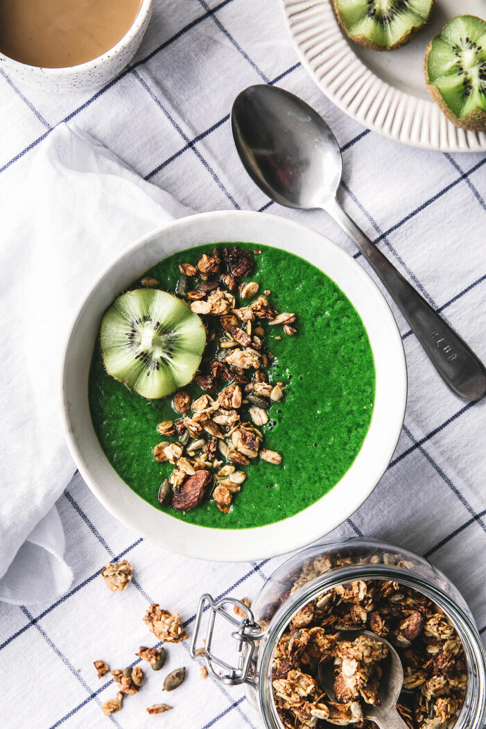 Börja dagen med en grön smoothie-bowl med granola