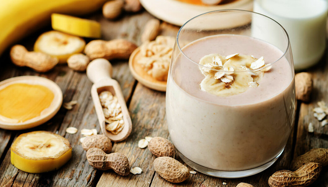 Proteinrik smoothie med jordnötssmör, banan och havregryn.