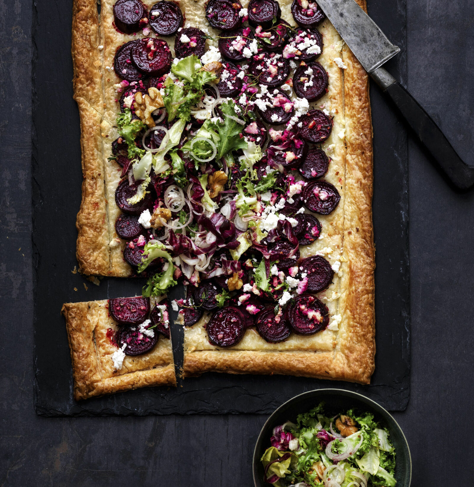 Smördegspizza med rödbetor och chèvre – så gör du den | ELLE