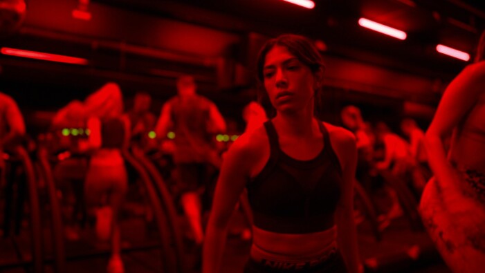 Leya (Evin Ahmad) tränar i Snabba cash, Barry's bootcamp.