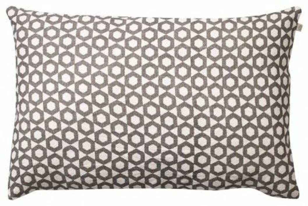 Kudde<em> Haveli Grey</em>, 40×60 cm cm, 550 kr, Chhatwal & Jonsson. Kudde Haveli Grey, 40x60 cm cm, 550 kr, Chhatwal & Jonsson.