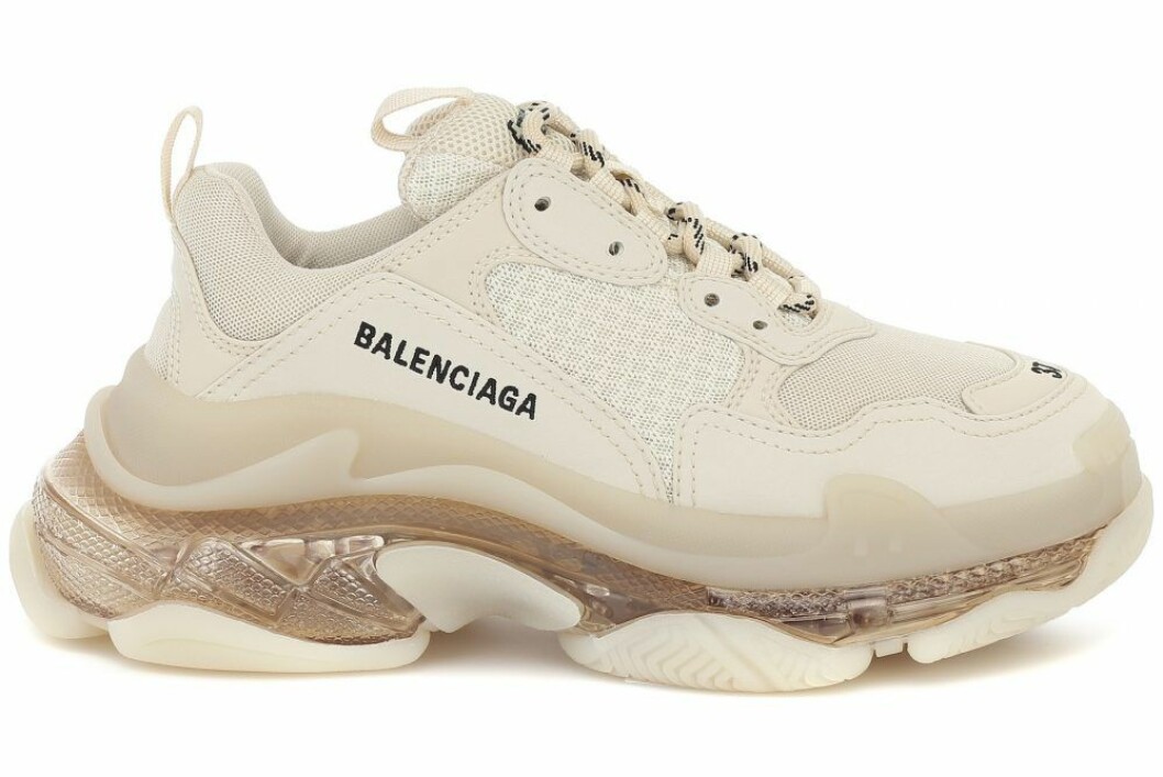 Sneakers i beige från Balenciaga.