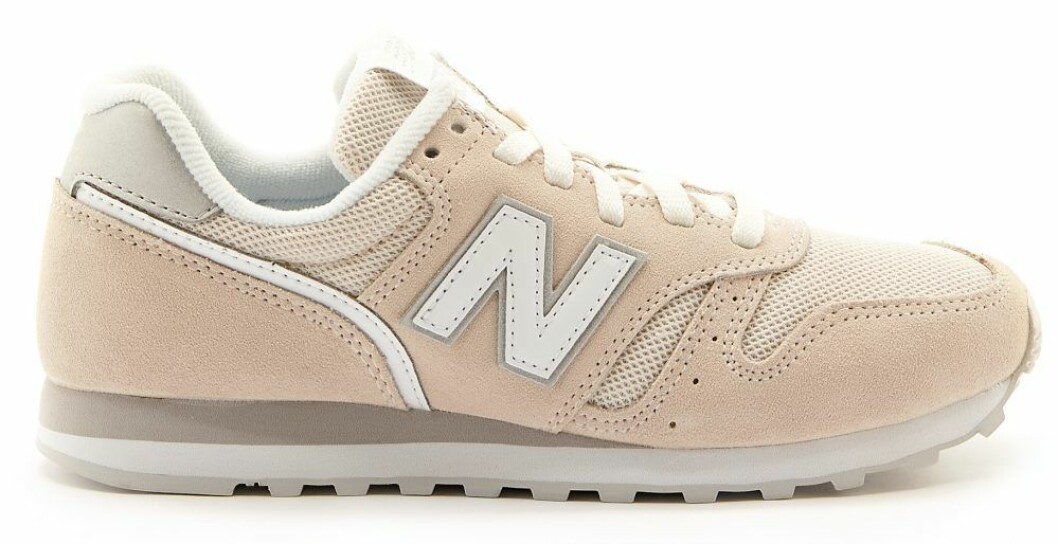 Sneakers i beige från New Balance.