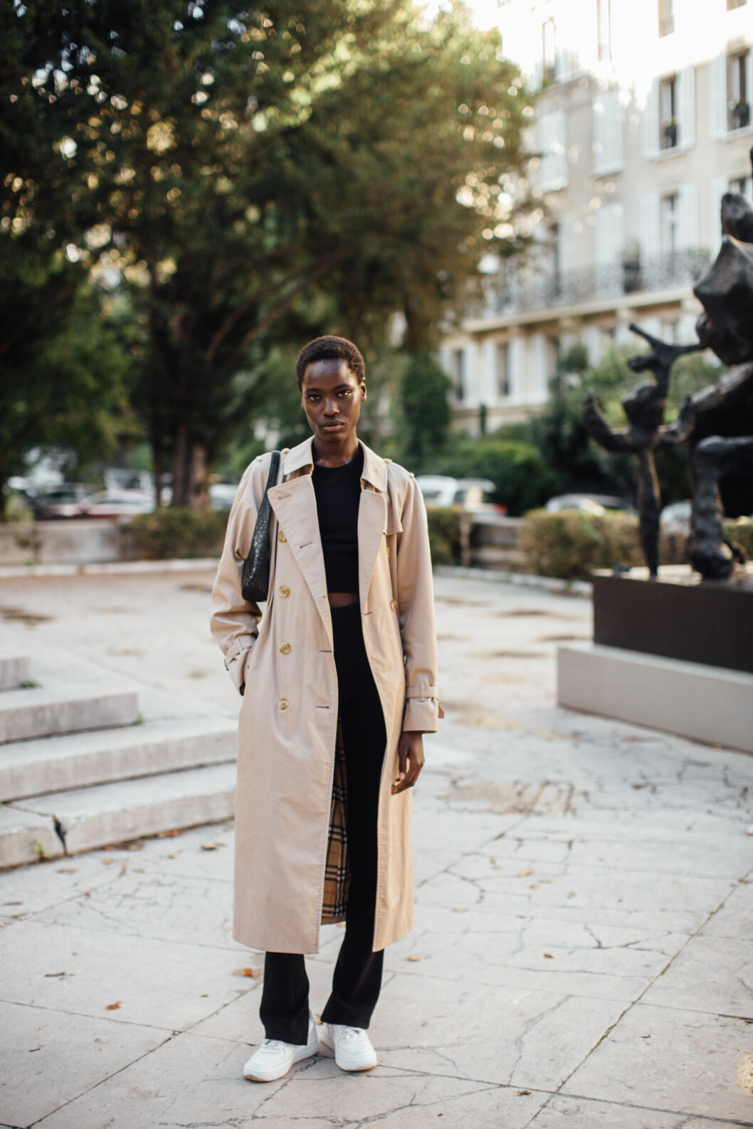 Streetstylelook med stilrena vita sneakers.