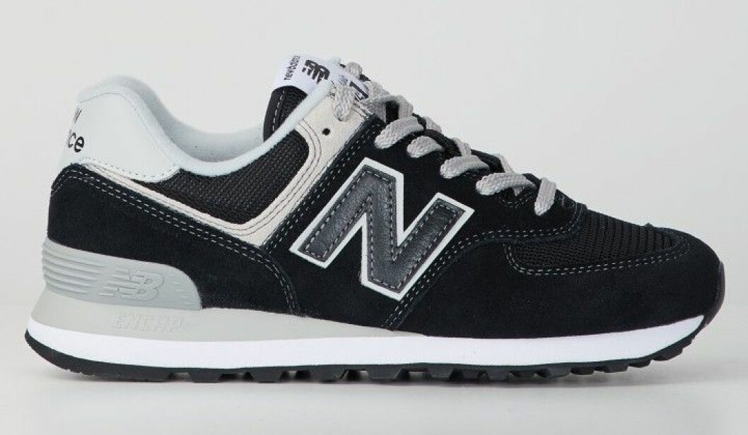 Mörka sneakers från New Balance.