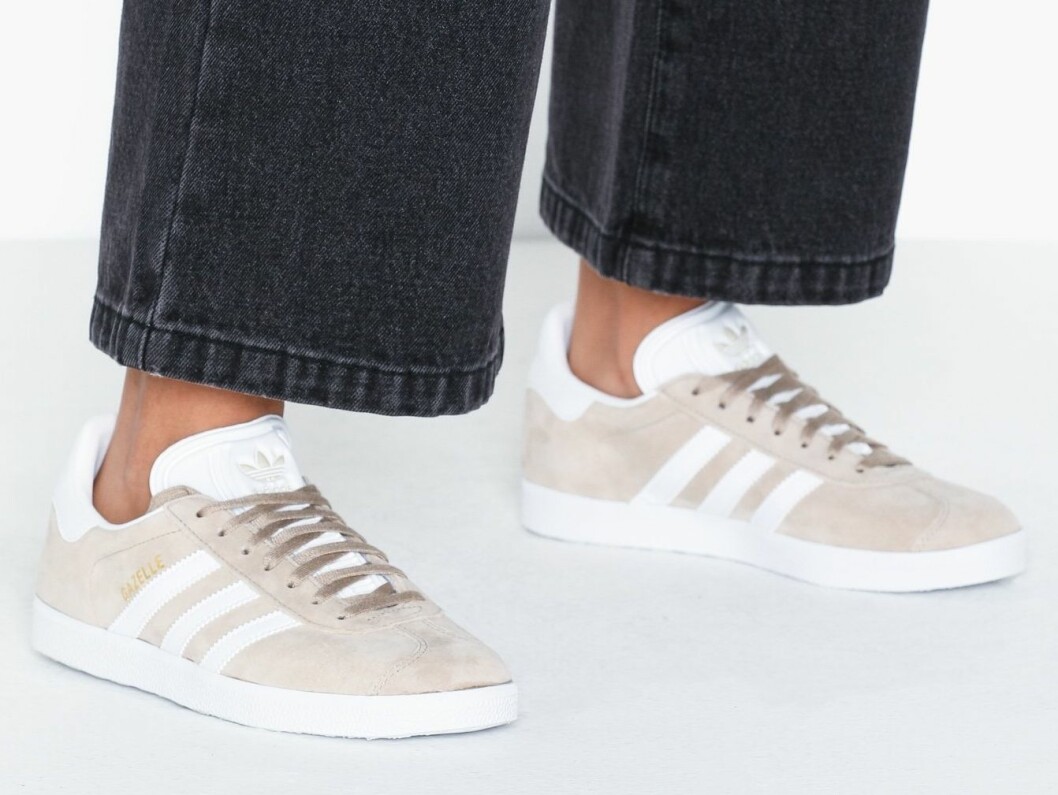Sneakers i beige och detaljer i vitt från Adidas.