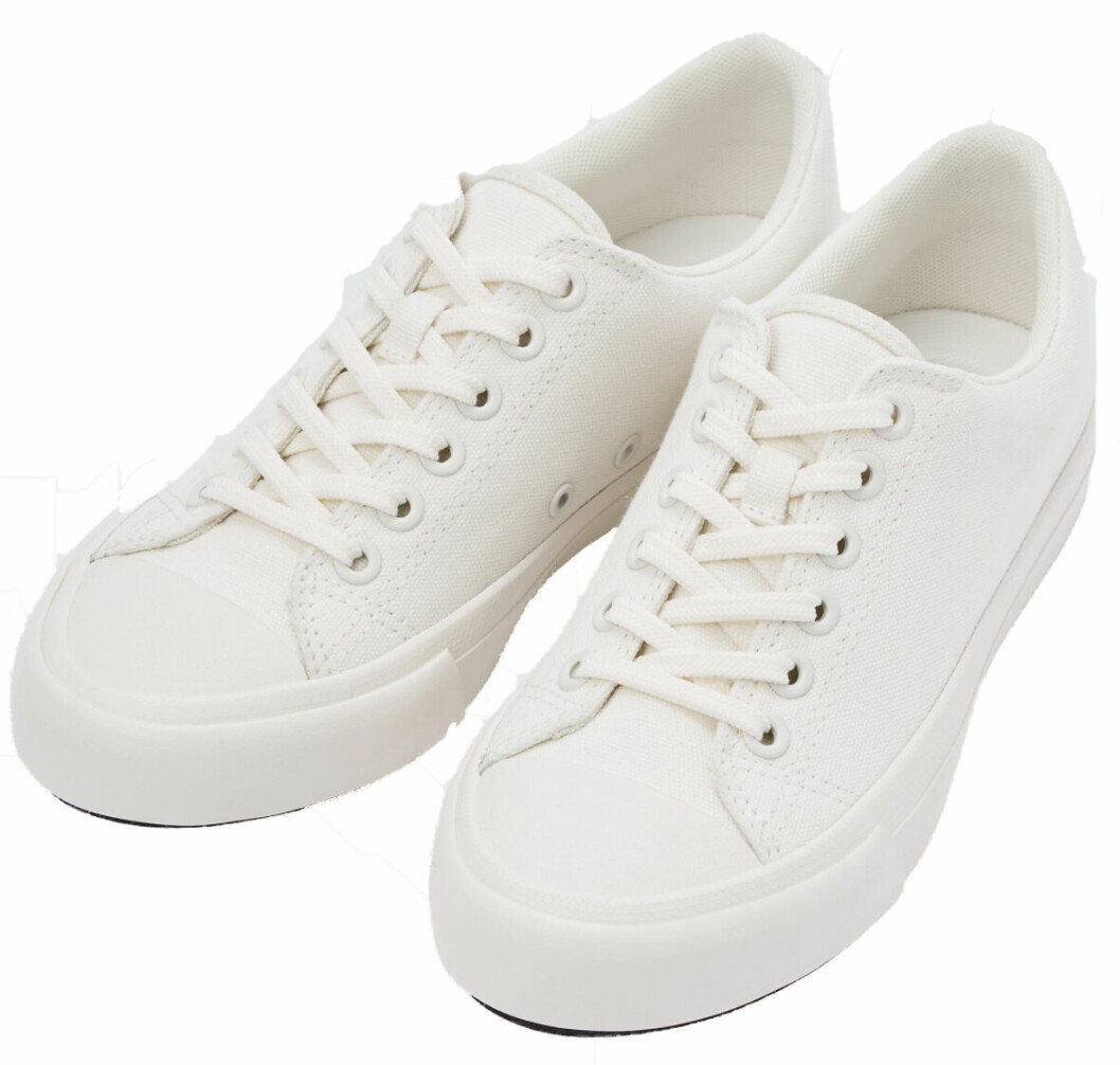 vita sneakers från uniqlo.