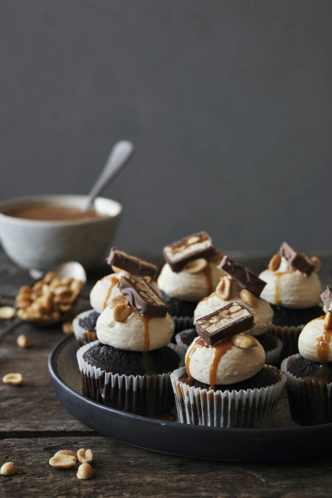 Snickerscupcakes med salt karamell. Recept på snickerscupcakes med salt karamell