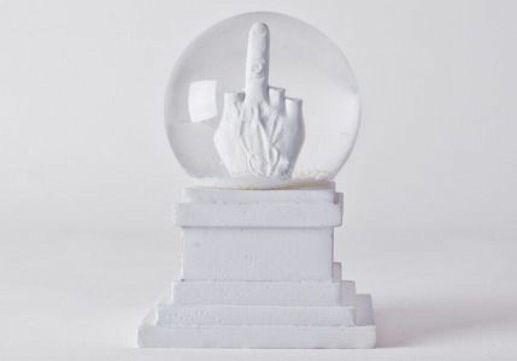 Maurizio Cattelan är en av vår tids mest uppmärksammade konstnärer – kanske har ni till exempel sett hans skulptur föreställande påven som träffats av en meteorit. Snökulan <em>L.O.V.E.</em> är en variant av en skulptur han visat utanför börsen i Milano, ca 415 kr, Seletti/New Art Editions. snökula-LOVE