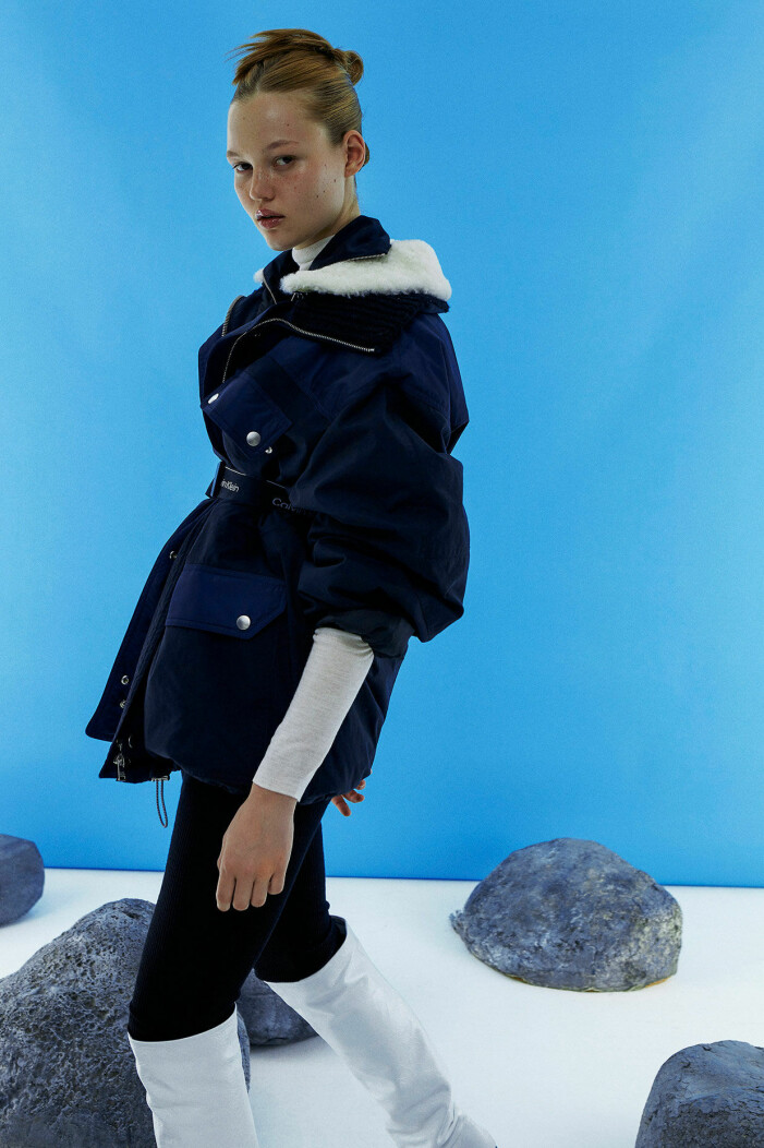 Jacka, 11 100 kr, Isabel Marant. Tröja med krage, 2 950 kr, Jil Sander. Polotröja, 490 kr, Cos. Jumpsuit, 10 200 kr, Moncler. Stövlar, 11 200 kr, Jil Sander. Modellen har på sig en mörkblå jacka och höga, vita stövlar