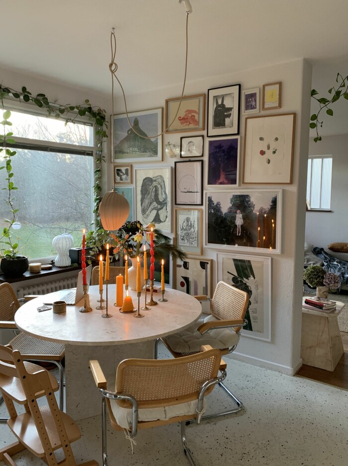 Snurrade röda ljus hos ELLE och ELLE Decorations print director Katarina Matsson. Foto: <a target="_blank" href="https://www.instagram.com/ettrumtill/?hl=sv">@ettrumtill</a> snurrade ljus i rött