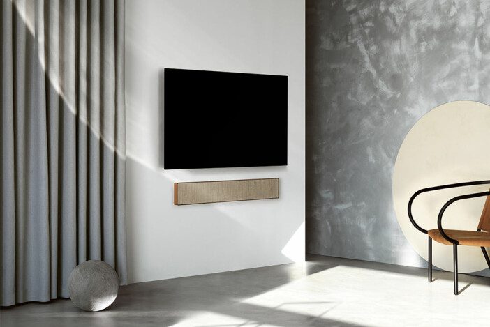 Subtilt, snyggt och bra ljud i ett när du inreder med en soundbar istället för stora högtalare. Foto: Bang & Olufsen snygg högtalare till tv