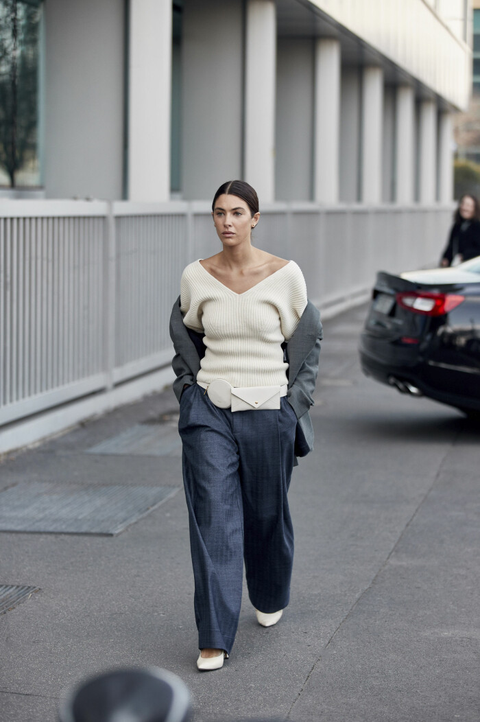 Snygg inspiration! Bär den ribbstickade tröjan i figurnära modell med oversized kostymbyxor, en snygg och balanserad look. Snygg inspiration! Bär den ribbstickade tröjan i figurnära modell med oversized kostymbyxor, en snygg och balanserad look.