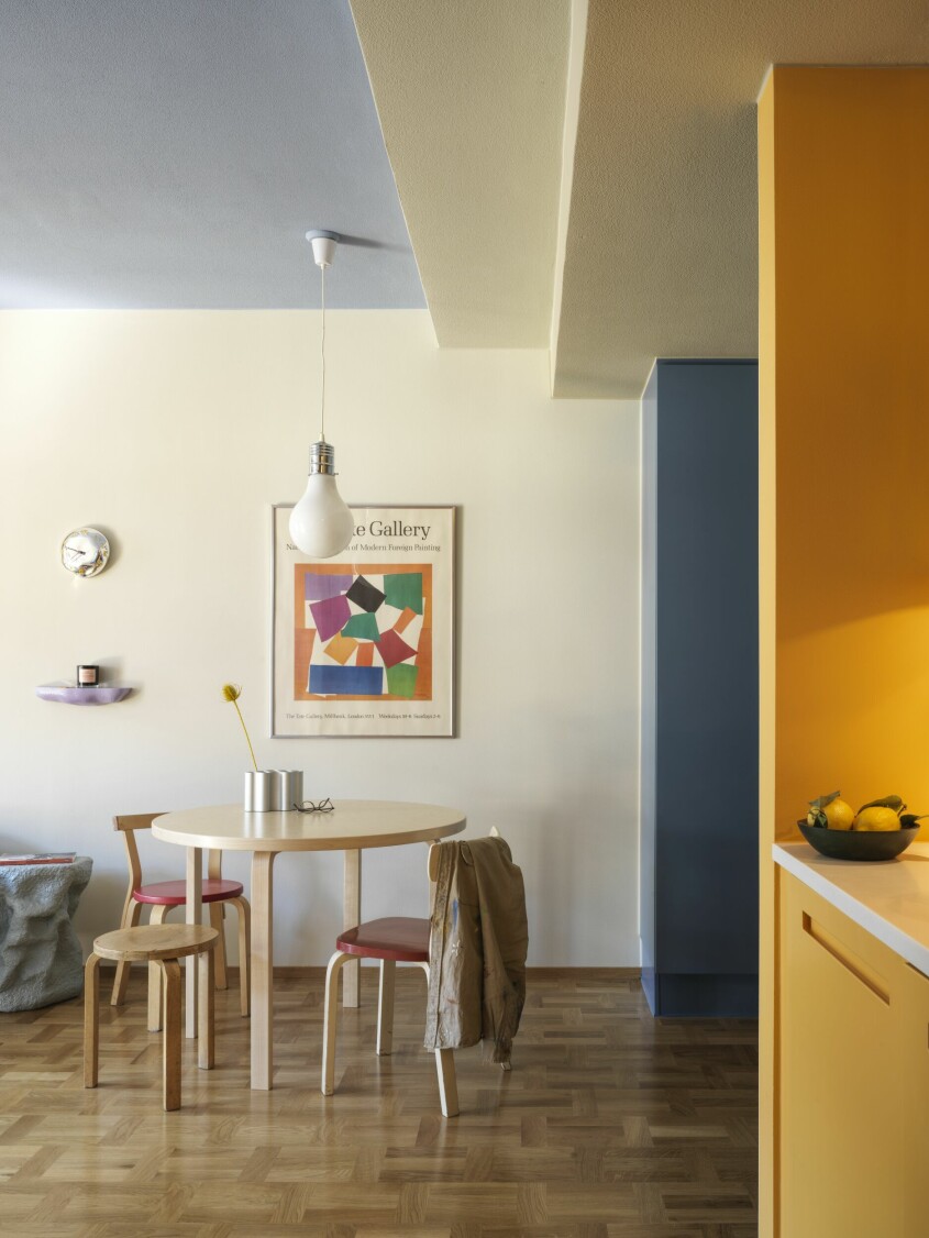 Köket är öppet mot vardagsrummet där även matplatsen hittas. Bord, stolar och pallar av Alvar Aalto. Hylla, Oscar Wall, taklampa, Ikea. Snygg matplats