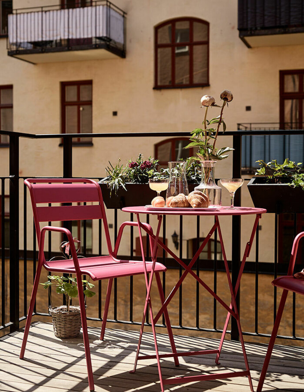 Ett hopfällbart bord gör balkonginredningen smidig och snygg! Foto: Fredric Boukari Styling: Charlotte Lindholm för <a href="https://www.instagram.com/historiskahem/?hl=sv" target="_blank" rel="noopener">Historiska Hem</a>/mäklare: Björn Schumacher Hopfällbara möbler på balkongen gör den både praktisk och snygg