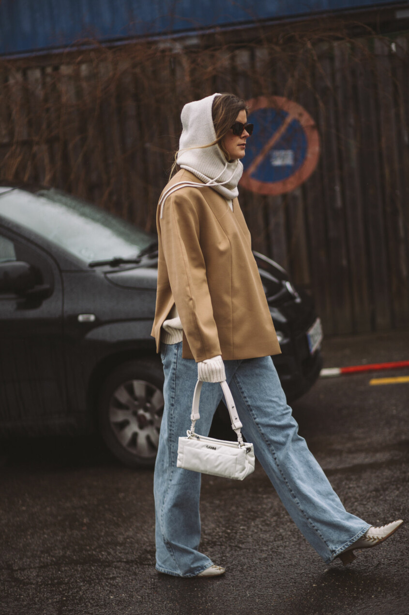 De vida jeansen är en av årets trendfavoirter. kvinna iklädd ljusa denimbyxor i köpenhamn street style