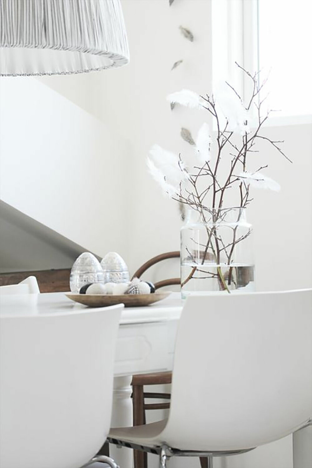 Via: <a href="http://www.availableideas.com/31-scandinavian-easter-decorations/" target="_blank" rel="noopener">Available ideas</a> påskris med vita fjädrar.