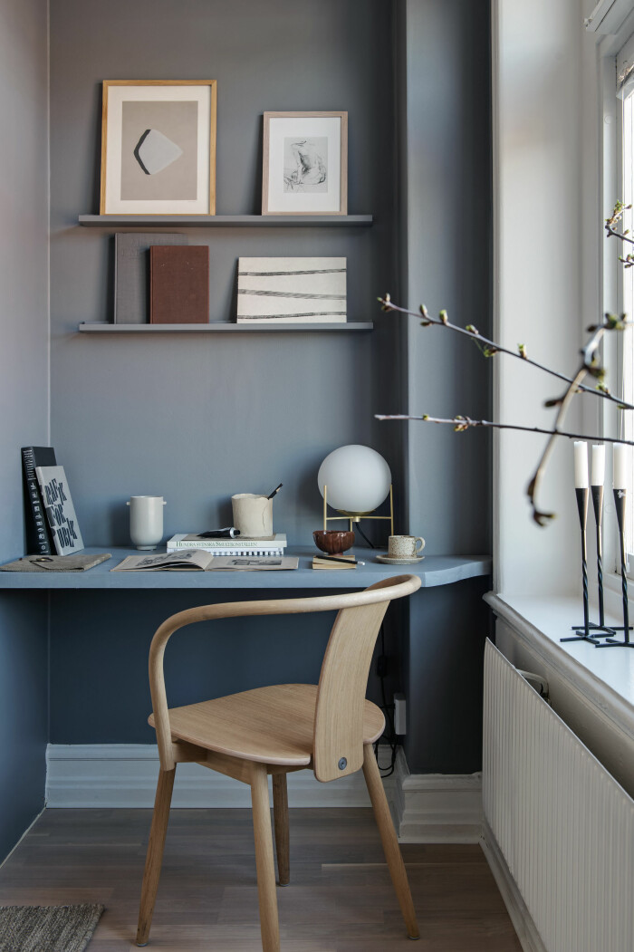 Compact living och stil i ett och samma hemmakontor! Foto: <a target="_blank" href="https://www.instagram.com/fredrikjkarlsson/">Fredrik J Karlsson</a> Styling: <a target="_blank" href="https://www.instagram.com/greydecointeriors/">Greydeco</a> Mäklare: <a target="_blank" href="https://www.instagram.com/alvhem/">Alvhem</a> snyggt litet hemmakontor med compact living-tänk