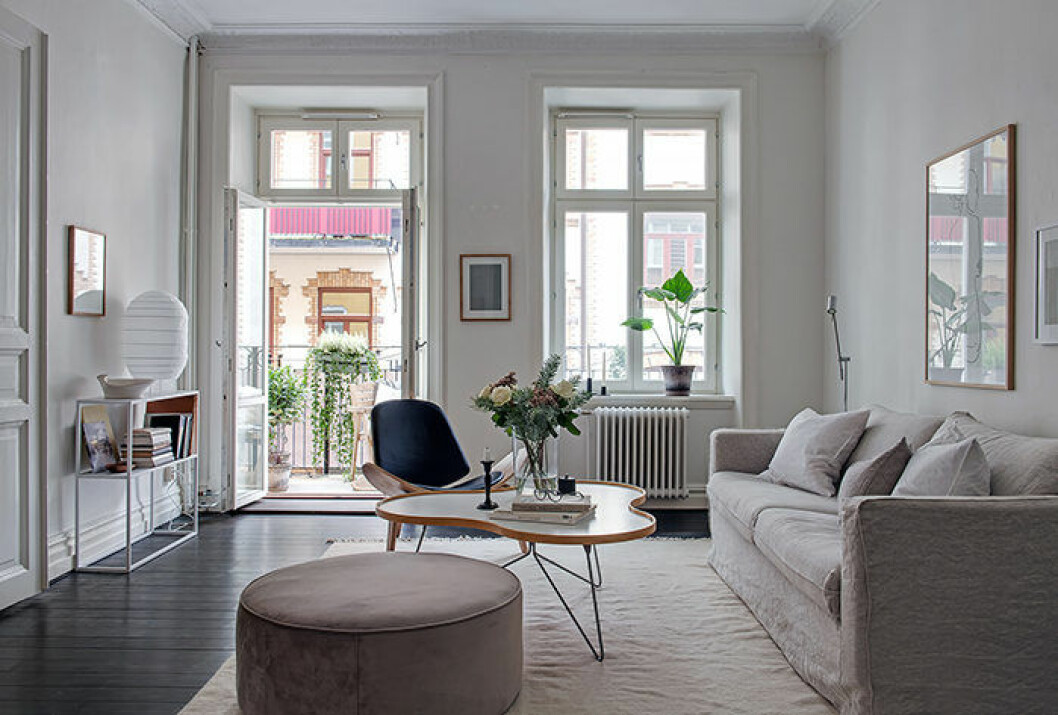 Olika material i samma färgskala skapar en snygg effekt. Foto: Fredrik J Karlsson Styling: Greydeco för Alvhem/mäklare: Anna-Kajsa Nylander Vardagsrum i jordnära toner med snygg mix av material