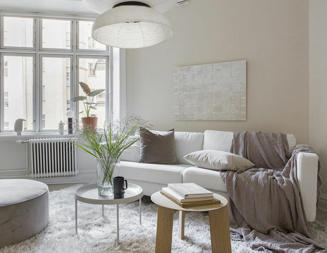 Vardagsrummet får ett luftigt och mysigt intryck när soffan är några centimeter ifrån väggen. Foto: Cim Ek Styling: Greydeco för <a href="https://www.instagram.com/alvhem/" target="_blank" rel="noopener">Alvhem</a>/mäklare: Sandra Guerrero Ljust, mysigt vardagsrum i jordnära färger