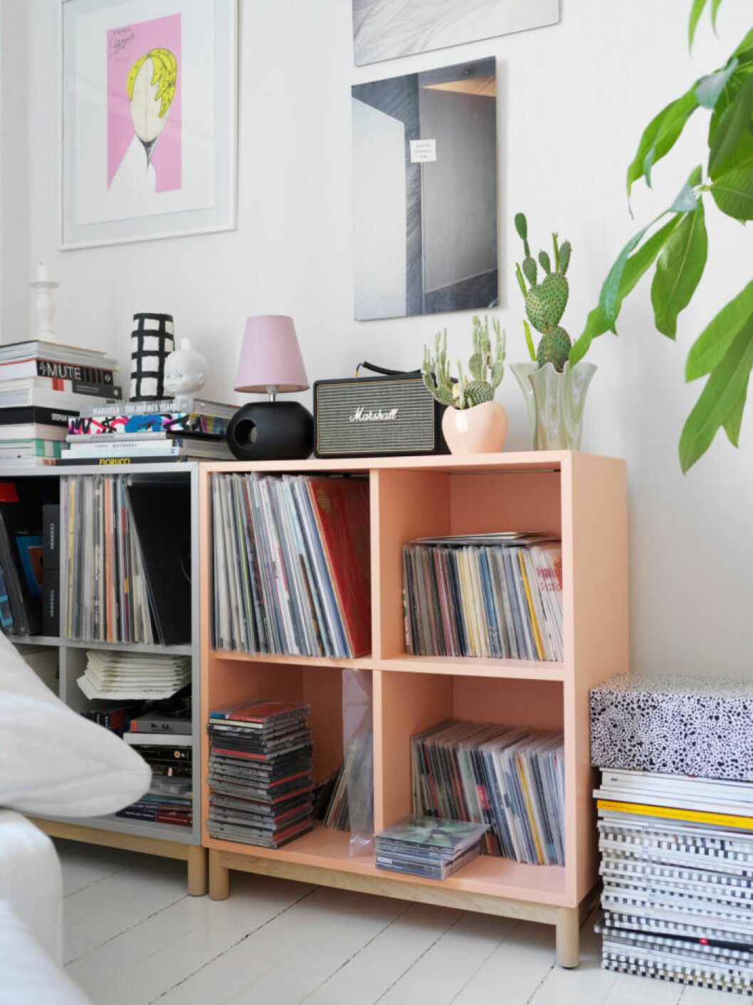 Hylla med vinylskivor hos modedesignern på Södermalm i Stockholm