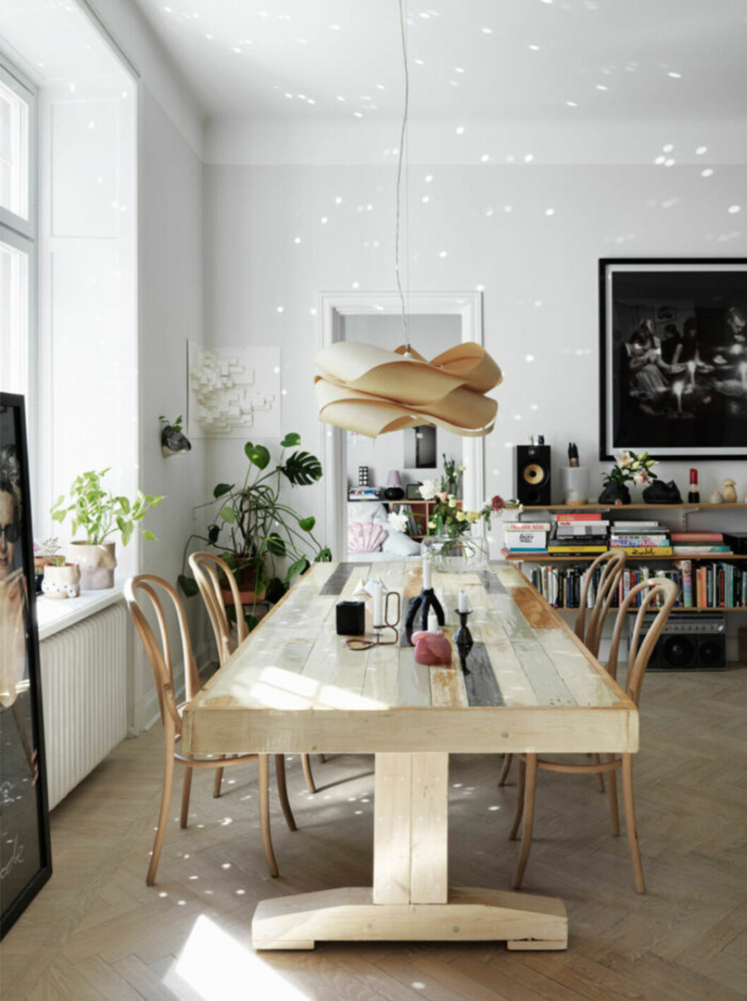 Naturnära och stilfullt hos modedesignern Els-Marie Enbuske. Foto: Petra Bindel Styling: Emma Persson Lagerberg | Syns i: <a href="https://www.elle.se/decoration/stilsakert-hos-modedesignern-i-stockholm/" target="_blank" rel="noopener">Stilsäkert hos modedesignern i Stockholm</a> Matbord i trä med thonet-stolar
