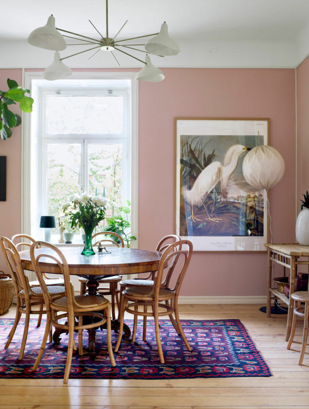 Stilsäkert i rosa. Foto: Patric Johansson Styling: Myrica Bergqvist | Syns i: <a href="https://www.elle.se/decoration/fargstarkt-och-stilsakert-hos-inredaren-i-stockholm/" target="_blank" rel="noopener">Färgstark och stilsäkert hos inredaren i Stockholm</a> Rosa vardagsrum med matplats