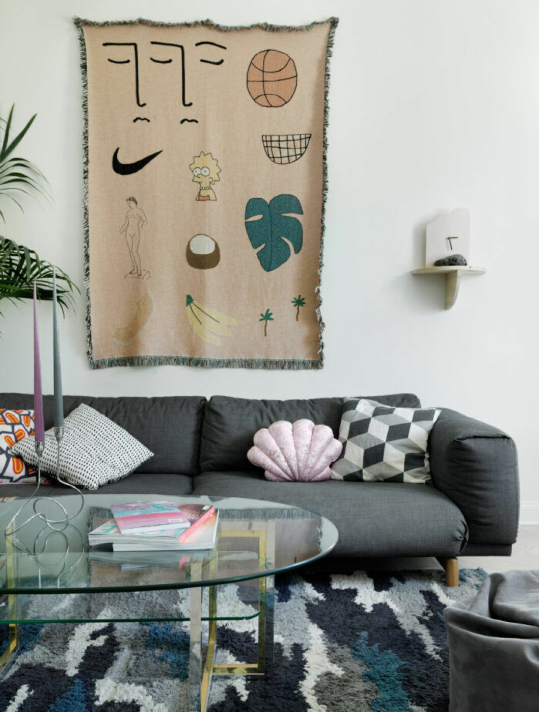 Grå soffa hos modedesignern på Södermalm i Stockholm