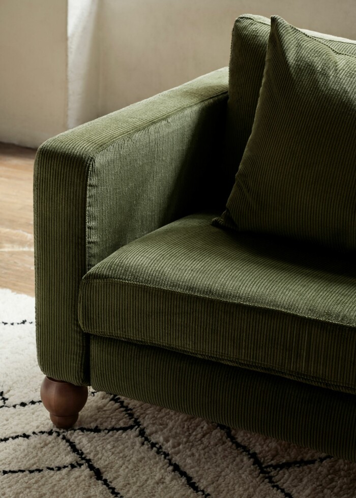 Randigt i manchester på Ikeas <em>Karlstad</em>-soffa. Foto: Bemz Soffa i manchester