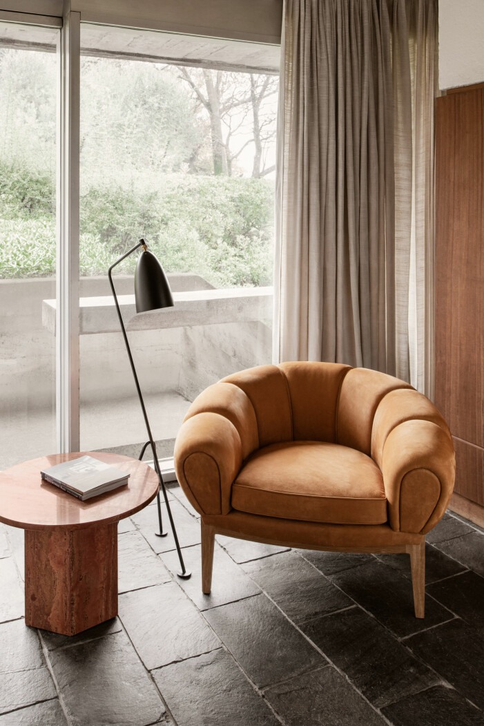 Komfort och design i ett hos Gubi. Foto: Gubi. Soffa och fåtölj Croissant från Gubi