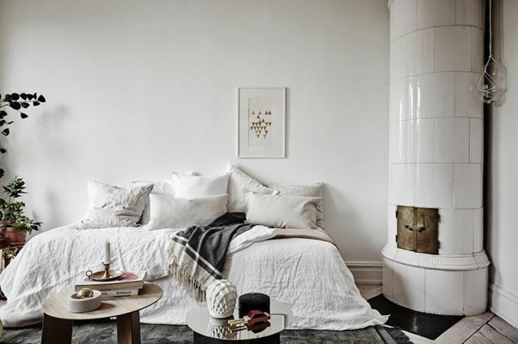 Foto: <a href="https://www.instagram.com/fotografanders/?hl=sv" target="_blank" rel="noopener">Anders Bergstedt</a> Styling: <a href="https://www.instagram.com/joannabagge/?hl=sv" target="_blank" rel="noopener">Joanna Bagge/Kvart Interiör</a> för <a href="https://www.instagram.com/ahrefastighetsbyra/?hl=sv" target="_blank" rel="noopener">Ahre</a> | Syns i: <a href="https://www.elle.se/decoration/veckans-dromhem-pa-hemnet-ljuvlig-sekelskiftesetta/" target="_blank" rel="noopener">Veckans drömhem på Hemnet: Ljuvlig sekelskiftesetta</a> Kombinerad soffa och säng – smart i den lilla ettan eller studentrummet