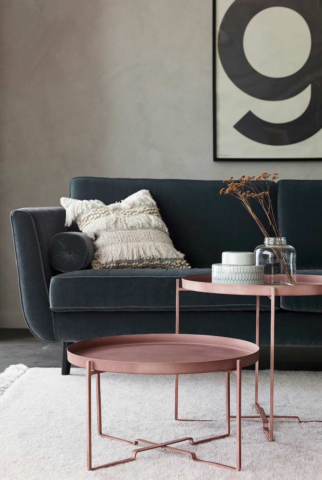 Foto: <a href="https://www.ellos.se/ellos-home/soffbord-george-lag-o57/1041641-04" target="_blank" rel="noopener">Ellos Home</a> Ett lågt och ett högt soffbord i samma set, båda ljusröda