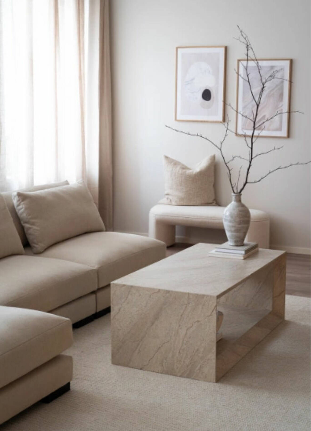 Soffbord med marmortryckt yta i tidlös design med förvaringshylla.