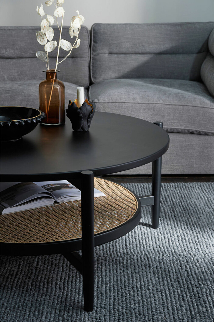 Vill du både ha förvaring och en yta att ställa ett mindre stilleben på – samtidigt som du får plats för kaffekoppen och fikat? Ett soffbord med två hyllplan kan vara rätt val! Foto: Ellos Home soffbord med två hyllplan