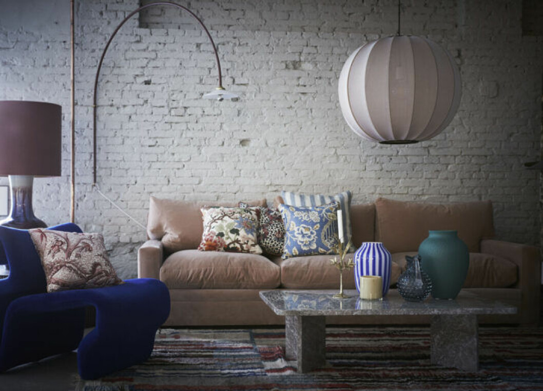 Den kleinblå stolen <em>Etcetera</em>, av Jan Ekselius för Artilleriet. Soffa i Artilleriets nya butik