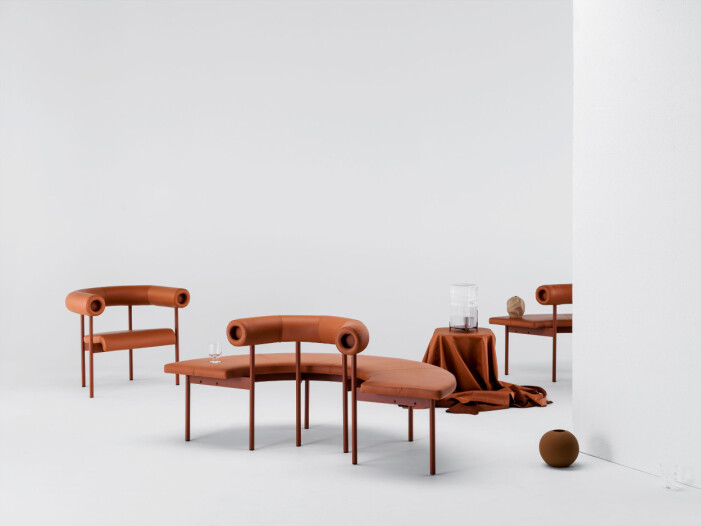 Det minimalistiska soffsystemet <span class=" italic" data-lab-italic_desktop="italic">Font</span> får nya moduler, bänkar och en fåtölj. Foto: Offecct. Soffsystemet Font av Matti Klenell för Offecct