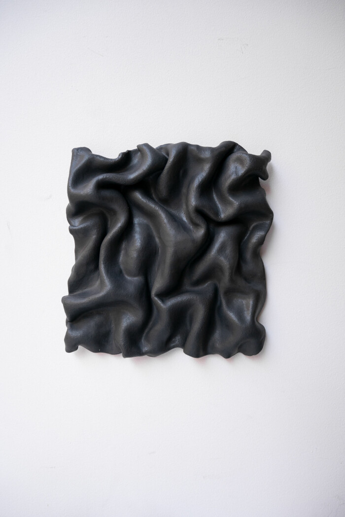 Keramikskulpturen Drape kan både fästas på väggen eller placeras liggande. ELLE Deco Design Awards 2021 Årets inredningsaccessoar Drape av Sofia Thufvasson