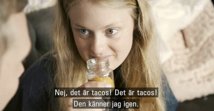 Hitta någon som tittar på dig som Sofia tittar på Anton medan hon sniffar tacokrydda. Sofia och Anton gift vid första ögonkastet