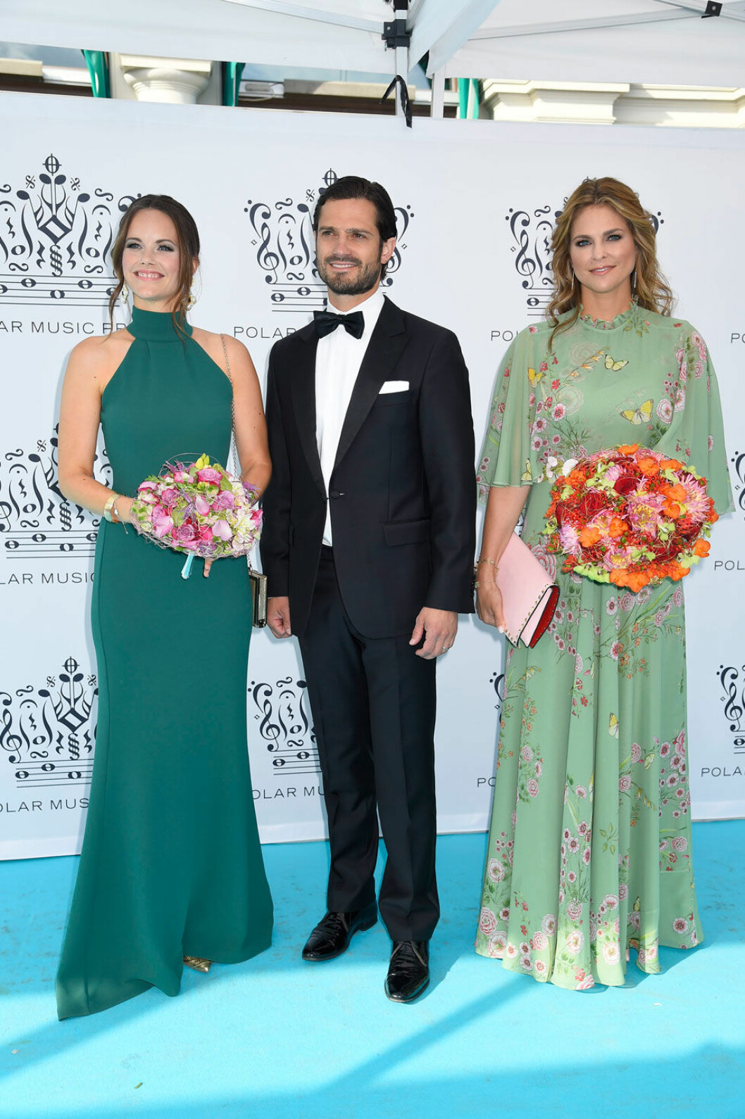 Sofia i grön klänning med hög hals. Madeleine har klänning från Giambattista Valli.