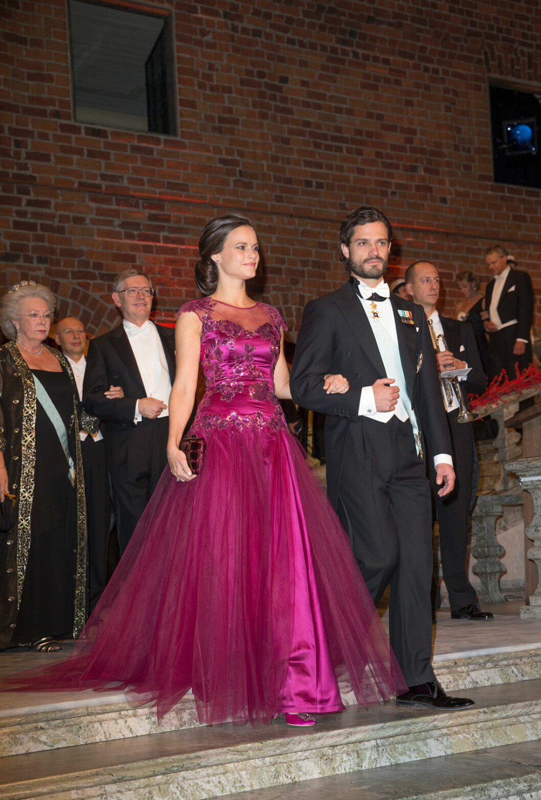 På sin första Nobelfest valde prinsessan Sofia att bära svensk design. Hennes klänning var signerad Ida Sjöstedt och bestod av sidenduchesse och tyll med detaljarbete i handklippt och handbroderad paljettspets i nyanser av fuchsia och aubergine.